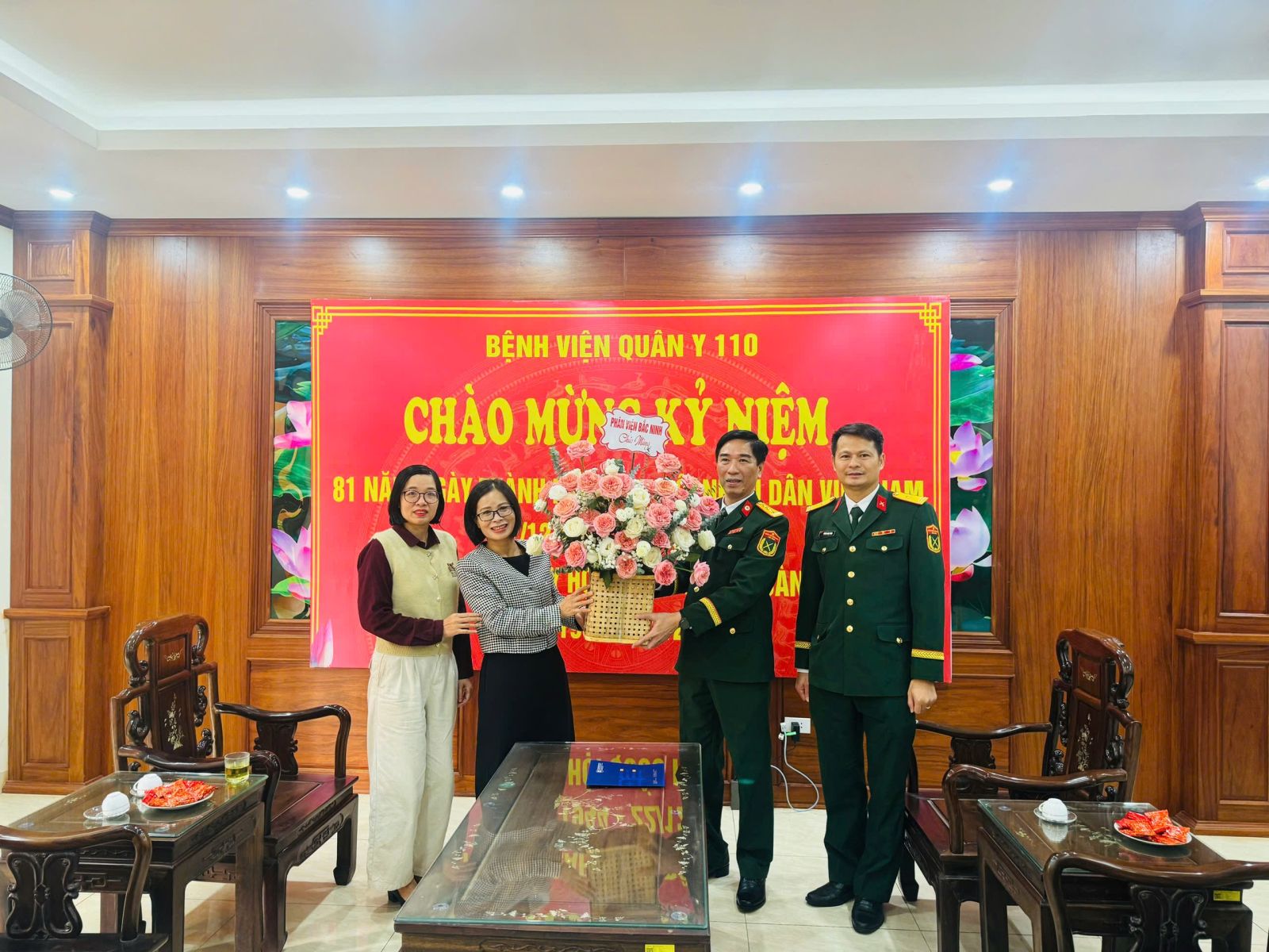 TS. Trần Thị Thắng - Phó Giám đốc, Chủ tịch Công đoàn CSTV Phân viện chúc mừng Bệnh viện Quân Y 110