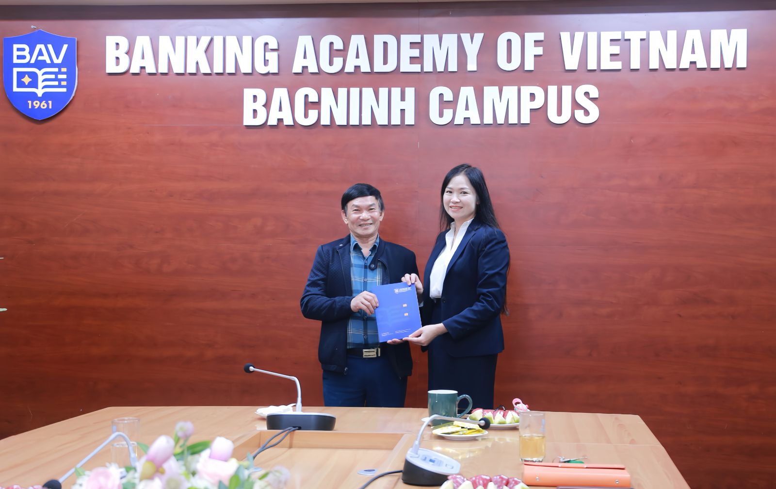 TS. Thanh Kim Huệ - Bí thư Đảng ủy, Giám đốc Phân viện chúc mừng Cựu quân nhân Phân viện